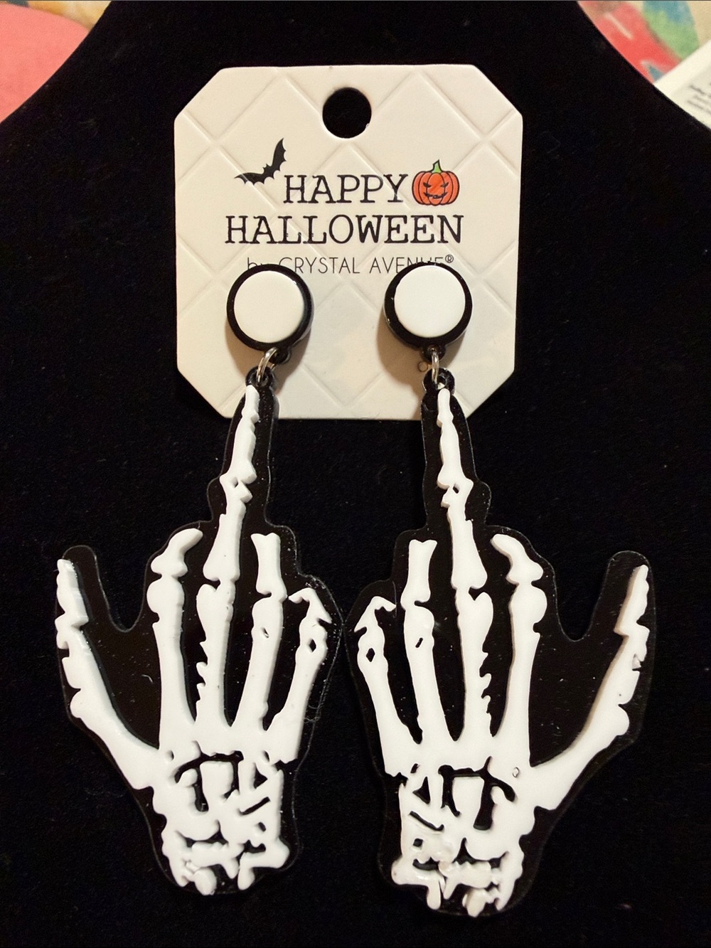 NWT Crystal Avenue Halloween Women’s 3” Skeleton Hand Dangle 3D Earrings